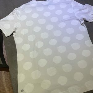 Men’s lululemon athletic shirt, size M, great condition
